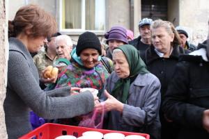 100 de saraci din Zalau au primit mancare calda de Rusalii