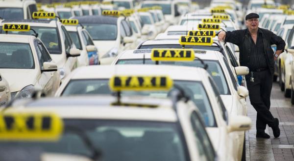 200 de taxiuri participa  astazi la un protest  pe bulevardul din Zalau