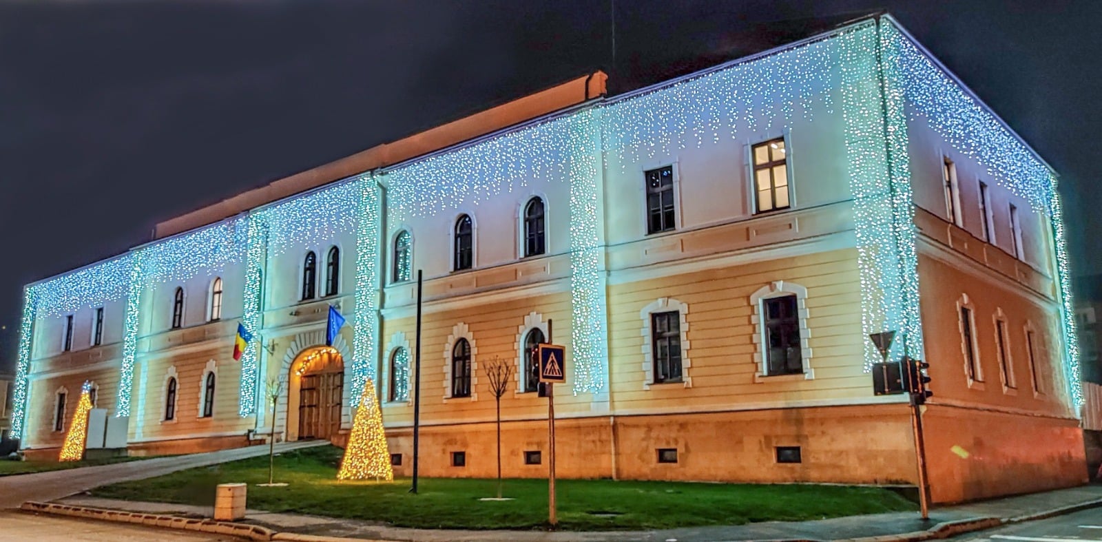 Premieră: Clădirea Consiliului Județean, iluminată festiv de sărbători