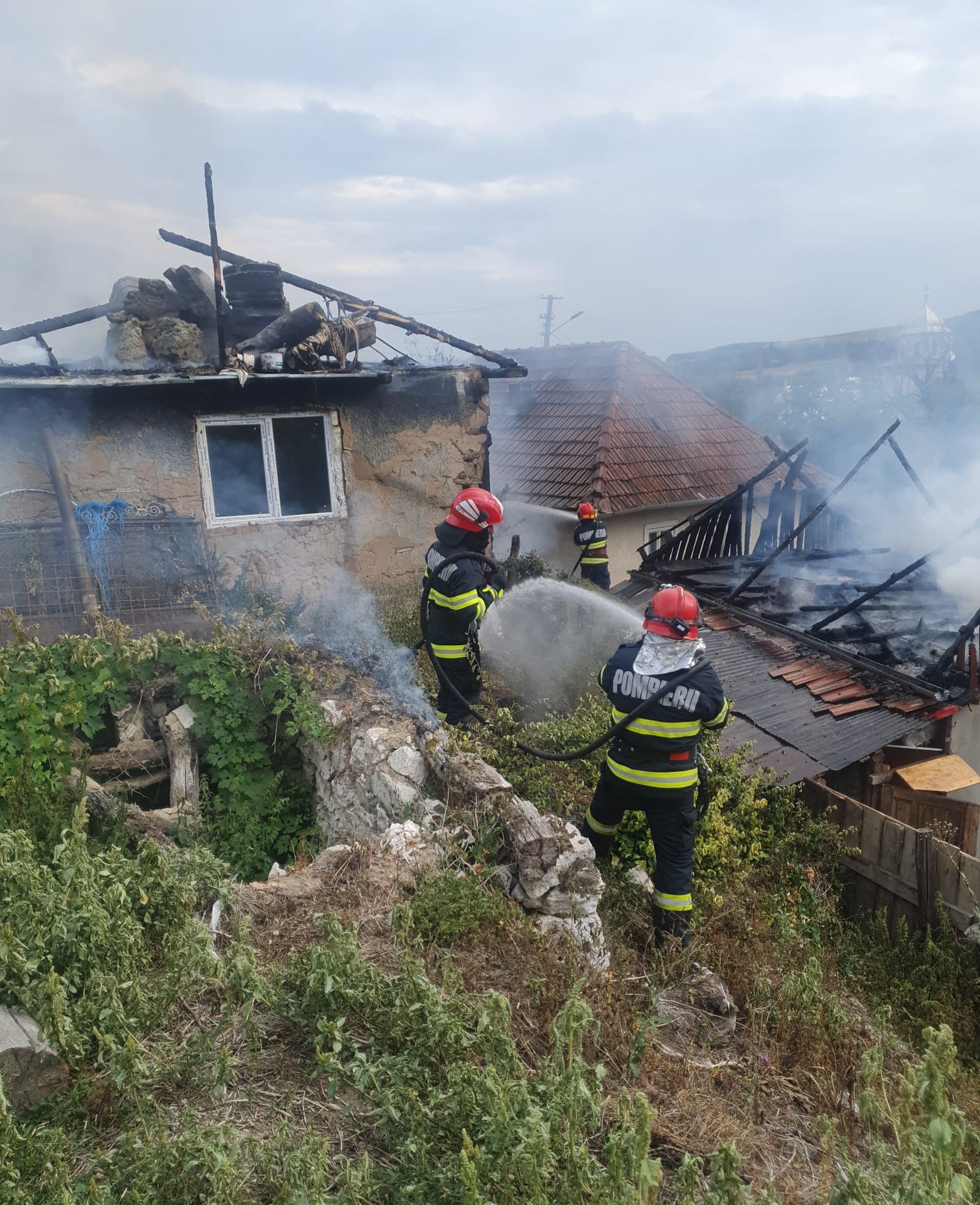 Incendiile de locuințe continuă să facă victime. 19 case ard, în medie, zilnic