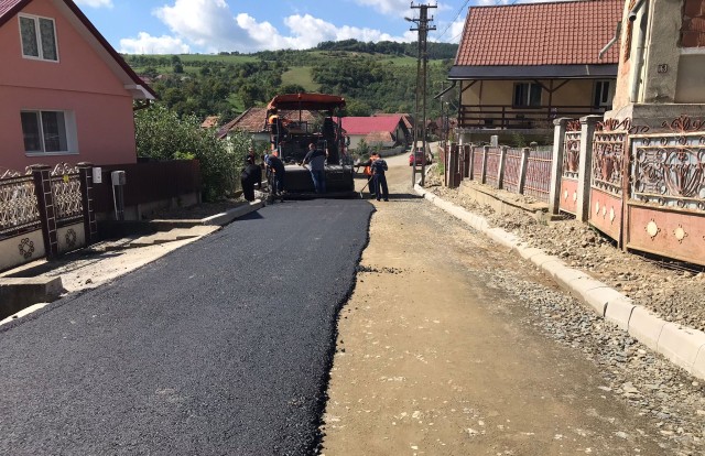 Se toarnă asfaltul pe drumul din Stîna