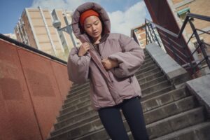 cu-sau-fara-gluga-care-este-geaca-ideala-pentru-femei