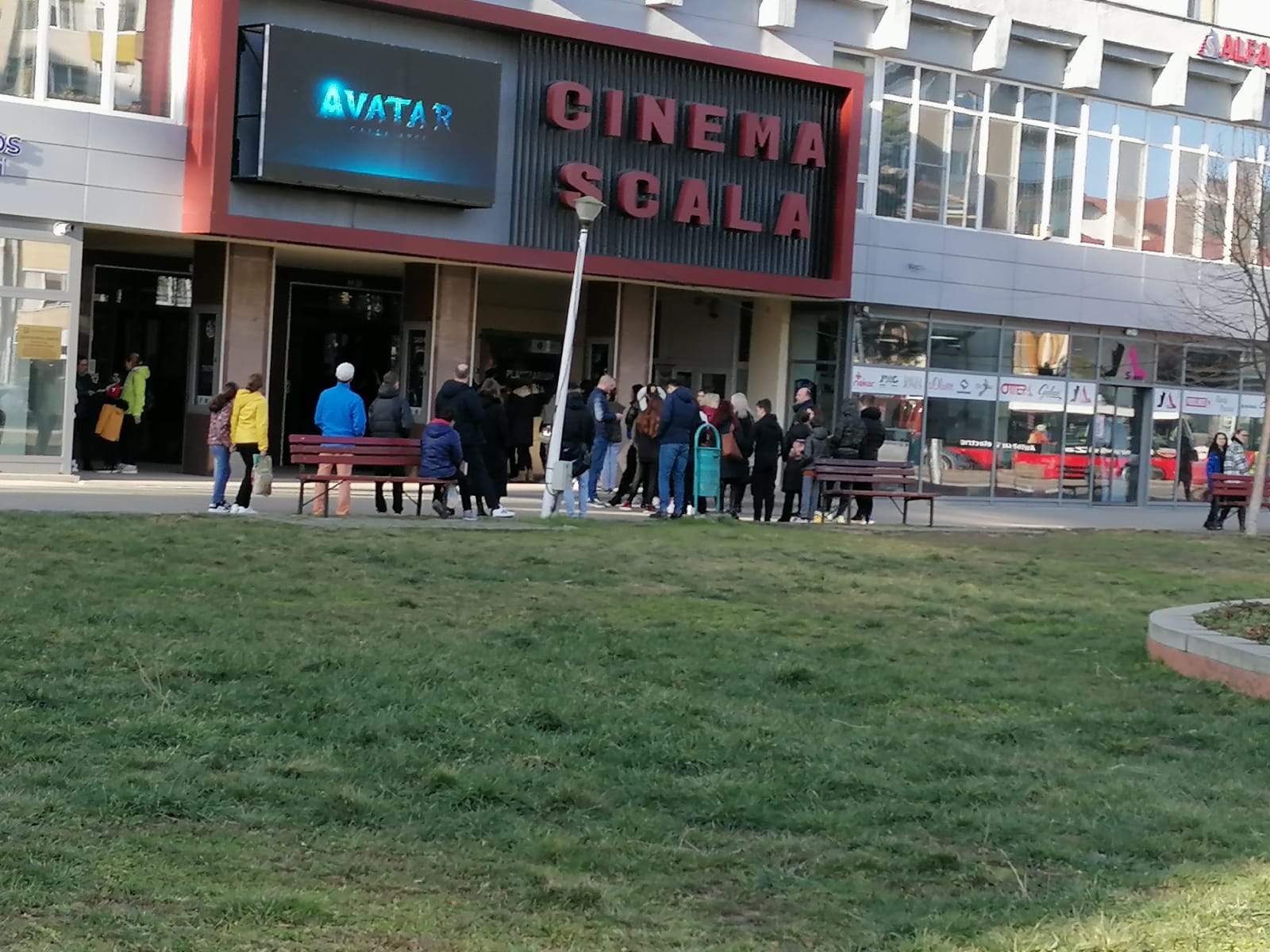 Ca-n vremurile de odinioară…Coadă la bilete, la film la Scala