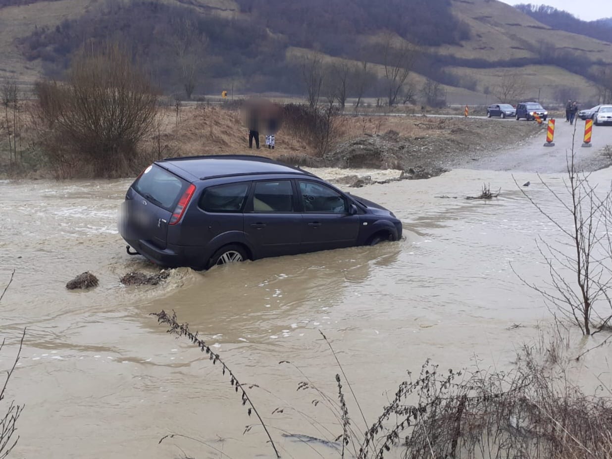 Mașină luată de apă pe Someș. Pasagerii, salvați de pomiperi