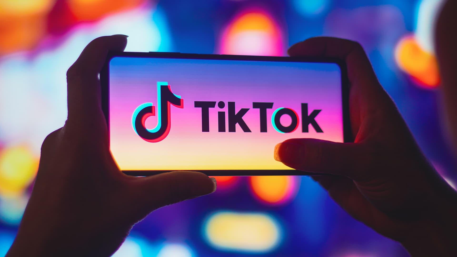 TikTok ar putea fi interzis și în România. Când va fi luată decizia și cine sunt cei vizați