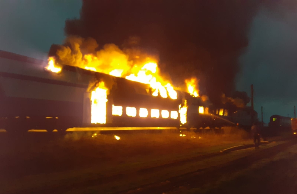 Incendiu într-un tren de călători. Garnitura a luat foc (foto&video)