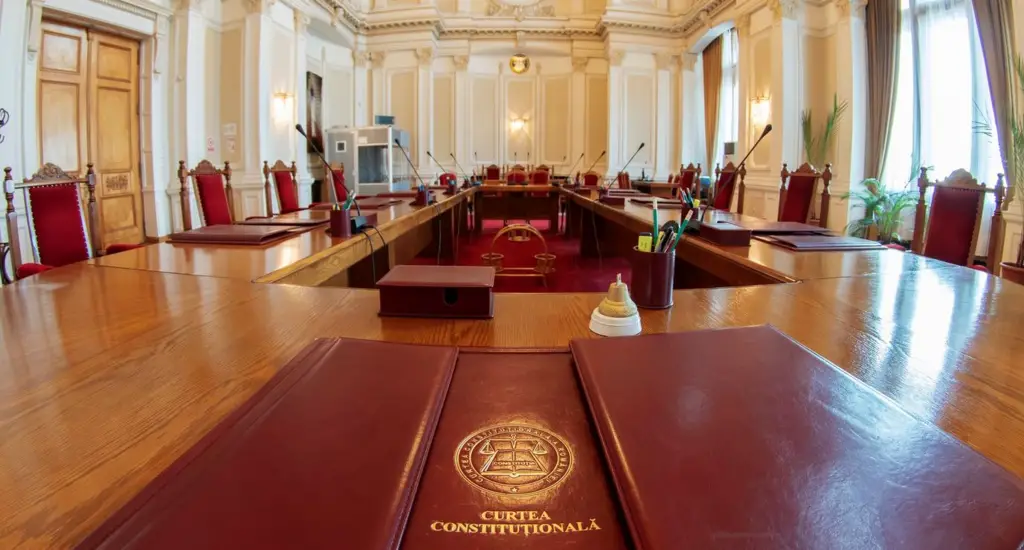 Bugetarii care și-au creat reguli speciale: Un judecător CCR a încasat 12.000 de euro pentru că NU și-a luat concediu