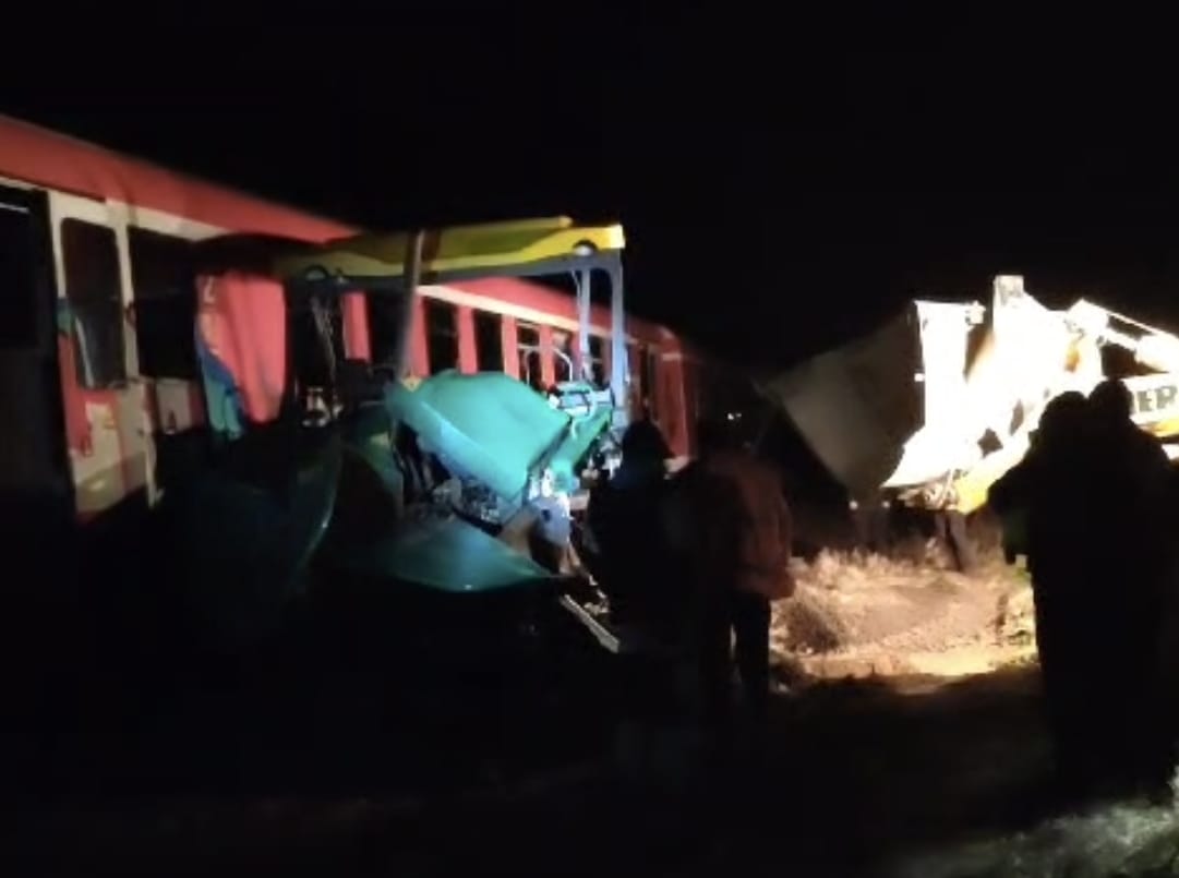 (VIDEO)Accident între un tren de călători și un utilaj, pe Valea Someșului. Două persoane rănite, calea ferată afectată