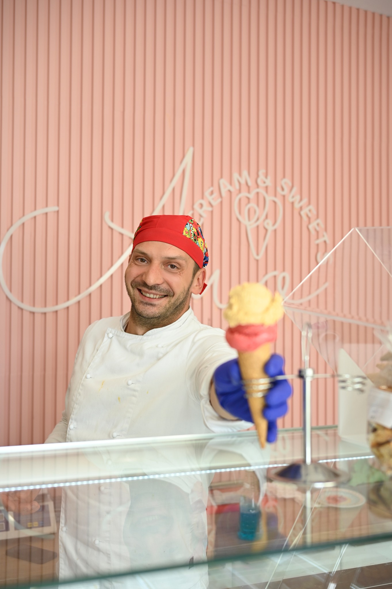 AMO, refugiul cozy din inima Zalăului! Sergiu Morar a transformat gelateria într-o locație cu multe delicii