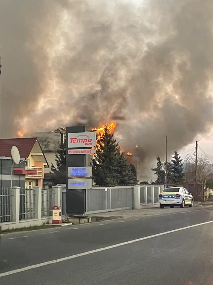 Incendiu în Panic. Locuință grav afectată, proprietar rănit