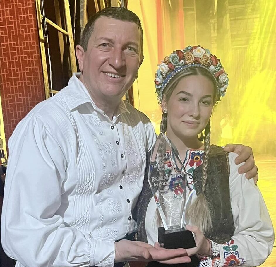 Marele Premiu al Festivalului Concurs Internațional de Folclor „Rozmarin în colţu’ mesii” a ajuns în Sălaj. Denisa Prunian și Larisa Fiț, tinere talente ale Zalăului