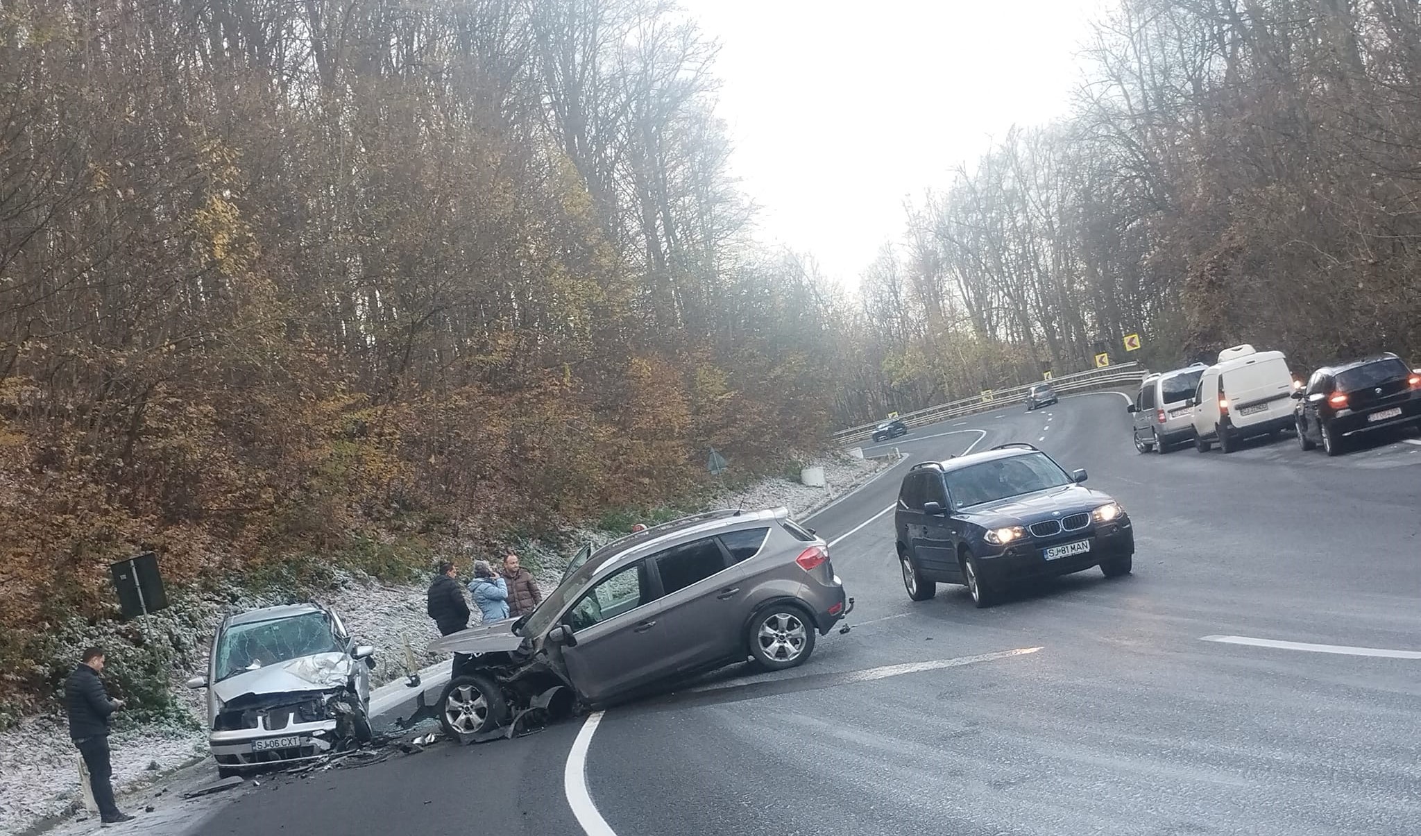 Accident pe Meseș, ambii șoferi răniți. Trafic alternativ la coborâre