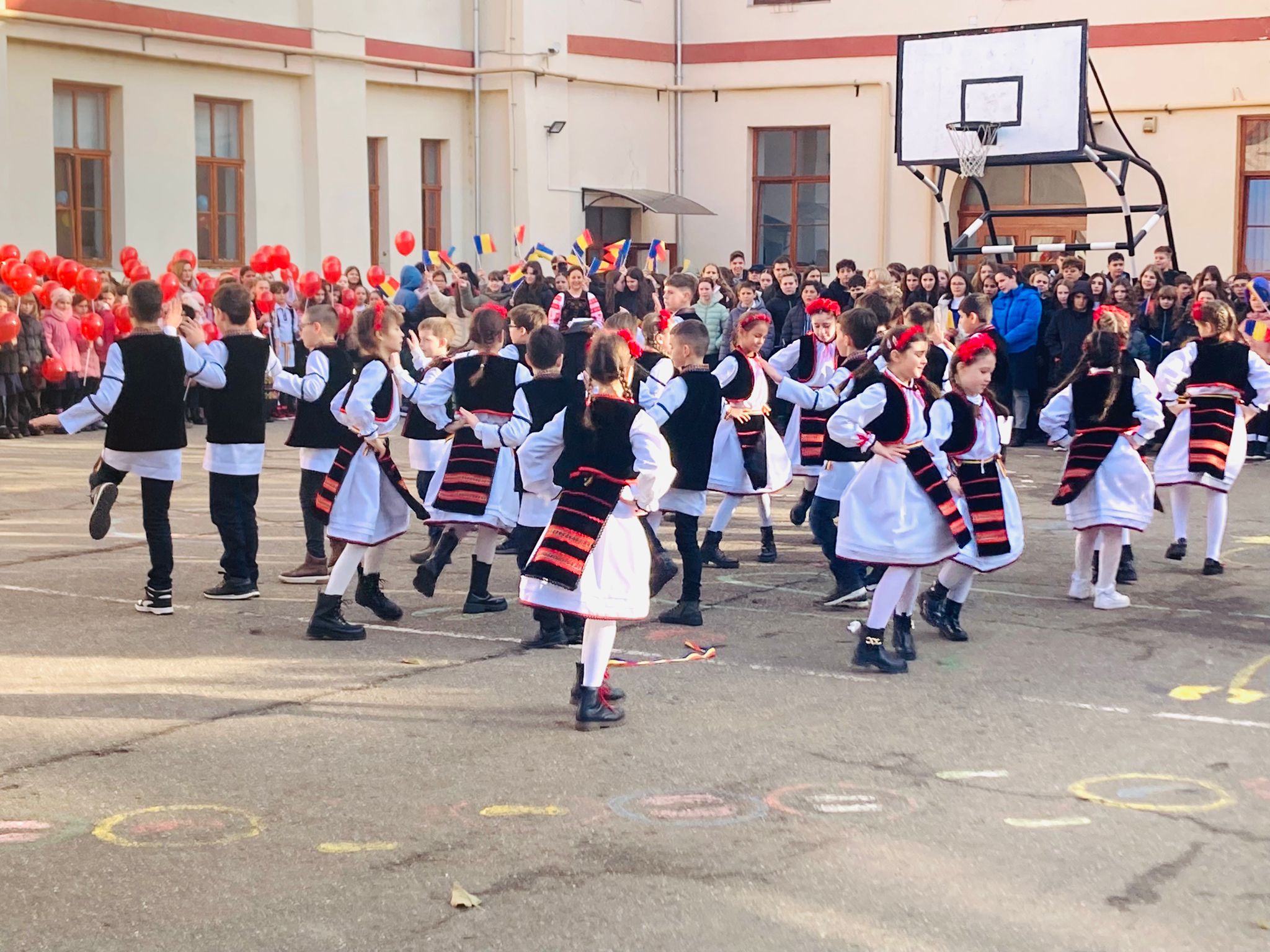 Trăim, cântăm și simțim românește!