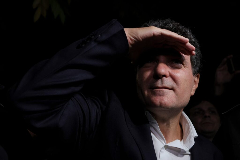 nicusor-dan-priveste-in-zare