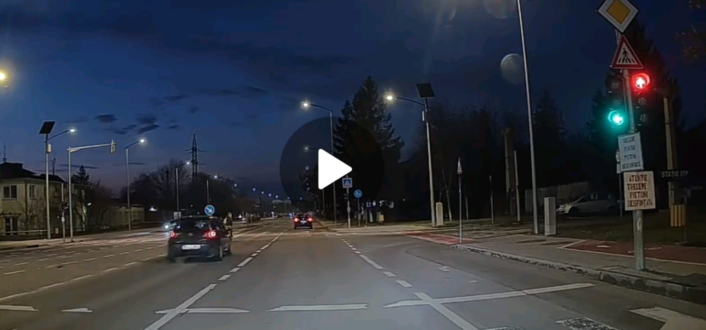 Zalău: Inconștiență la volan (Video)! Cu ochii în telefon, nu vezi roșul semaforului și nici pietonul care traversa