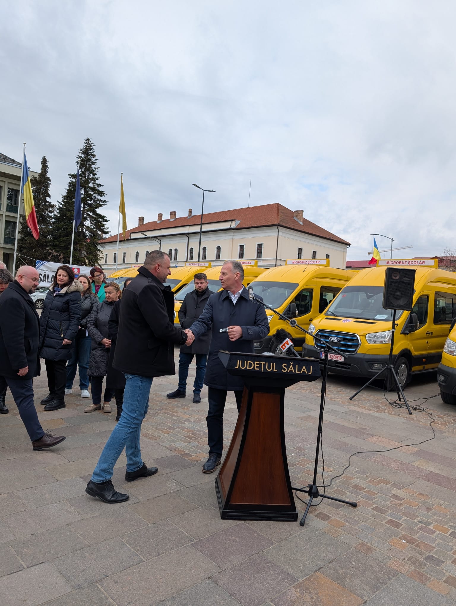 Peste 50 de microbuze școlare electrice, date în folosință