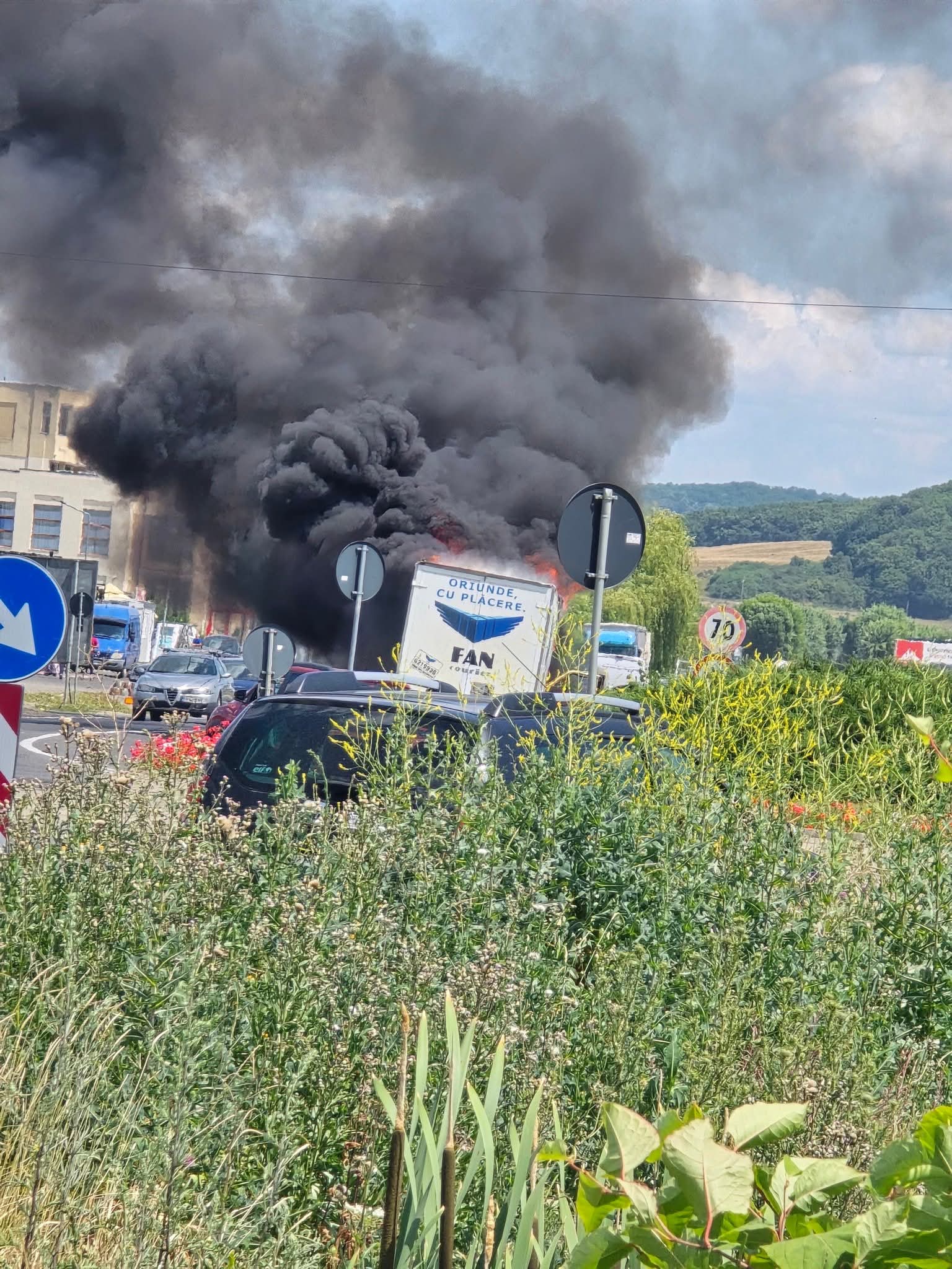 Incendiu devastator: autoutilitară arsă complet la intrarea în Zalău