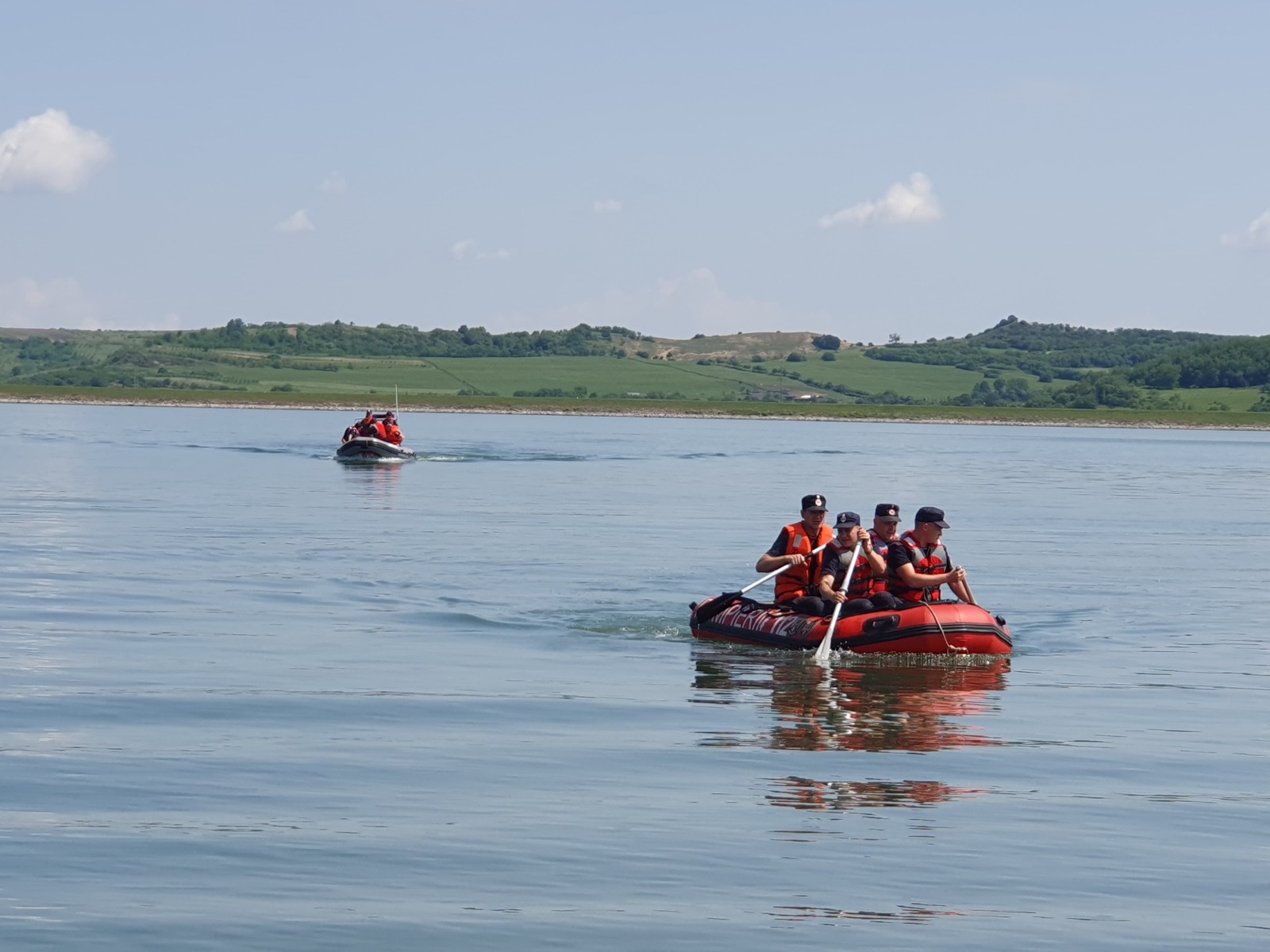 Pompierii se antrenează pentru intervenții acvatice la barajul Vârşolţ