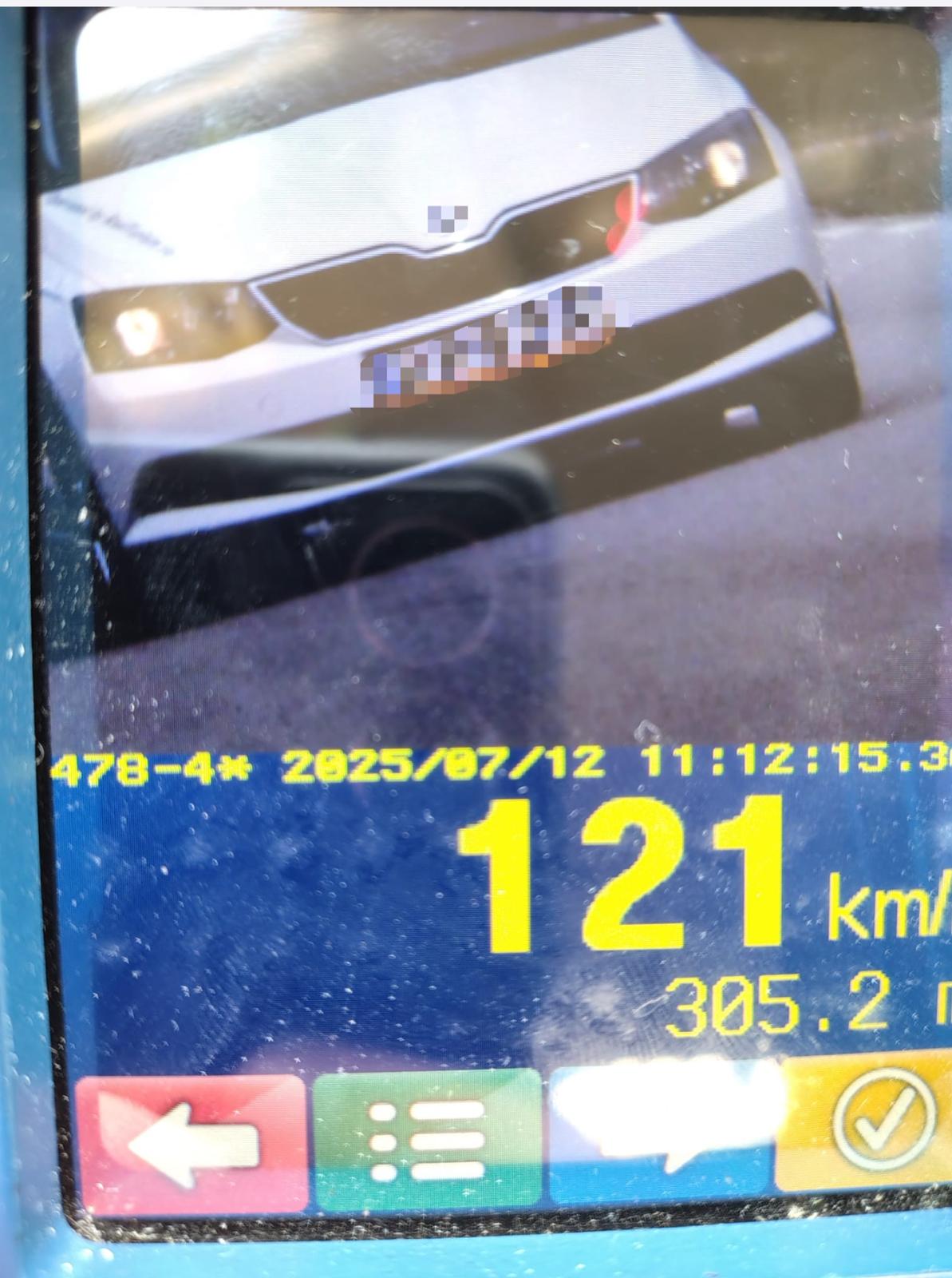 Zeci de șoferi prinși cu viteză excesivă au rămas fără permise în weekend