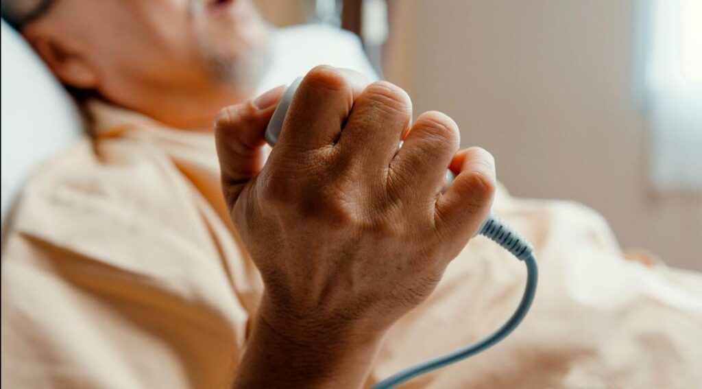 spitalele-obligate-sa-aiba-butoane-de-panica-la-paturile-pacientilor-si-camere-video--legea-merge-la-promulgare-e1758714814317