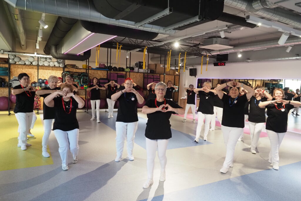 VIDEO „Dansul e normal la vârsta mea”. Lecția de bucurie a seniorilor care au transformat dansul în elixirul tinereții