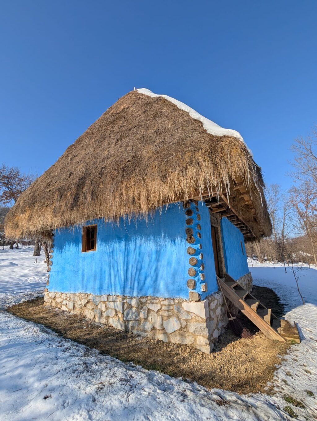 Istoria vie a satului: gospodărie tradiţională şi casă cu acoperiş de paie, restaurate la Cuciulat