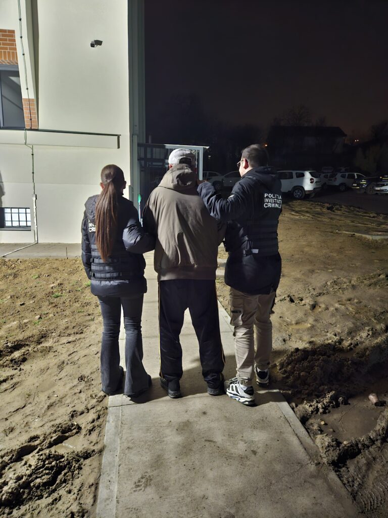 A ieșit din magazin cu ciocolată și băutură ascunse sub geacă