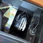 Prins în flagrant de jandarmi în timp ce se droga în mașină