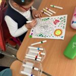 VIDEO Chipul mamei, pictat cu culorile inimii de copil la Biblioteca din Surduc