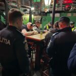 Zeci de elevi chiulangii „culeşi” de prin baruri