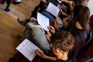 Caravana de educatie financiara foto 3