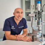 Mijești ochii ca să vezi mai bine? Poate fi miopie