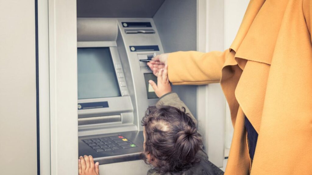 alocatiile-si-indemnizatiile-pentru-parintii-aflati-in-concediu-de-crestere-a-copilului-vor-fi-platite-mai-devreme-in-luna-martie-1050649