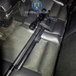 Camăr: Doi tineri prinși cu un mistreț tranșat și o armă în mașină