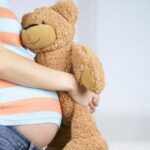 Alarmă în Sălaj: Sărăcia și lipsa educației mențin fenomenul mamelor minore la un nivel critic