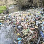 Dezastru ecologic pe râul Crasna, sufocat de gunoaie