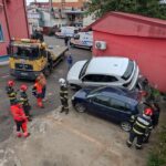 Zalău: O mașină a „zburat” din parcarea Salvosan peste alte trei autoturisme