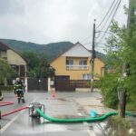 Gospodării inundate în mai multe localităţi