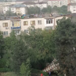 Vântul face probleme în Zalău! FOTO: Acoperișul unui bloc din Zalău, luat pe sus