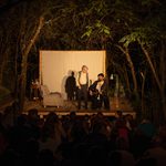 Teatru la firul ierbii: zeci de spectacole ajung în sate și în curțile bisericilor de lemn