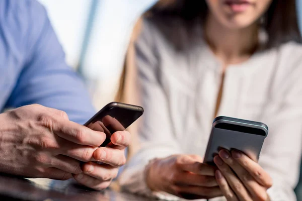 depositphotos_153029832-stock-photo-couple-using-smartphones