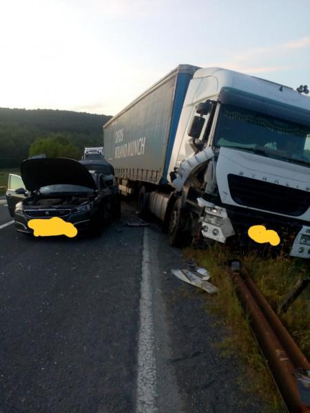 Accident rutier grav intre un camion si un Peugeot in Zimbor