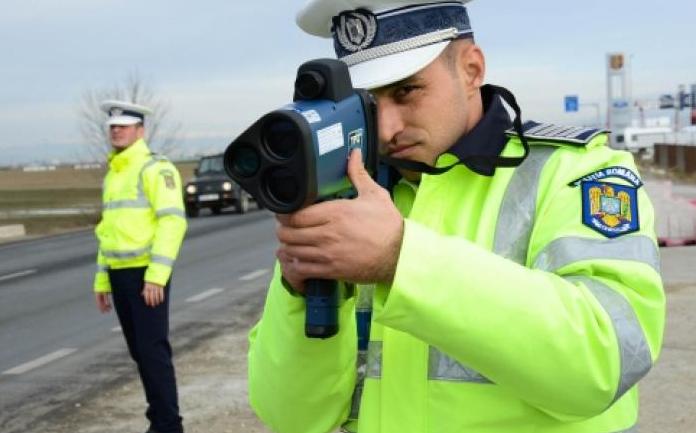 Tanar de 18 ani depistat in trafic in timp ce conducea cu viteza de peste 180 km/h