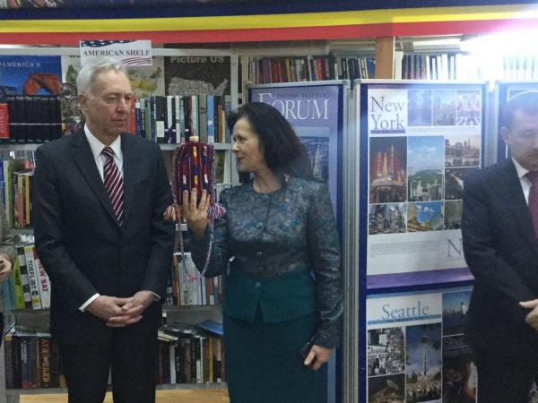 ambasadorul-sua-primit-palinca-de-zalau-la-biblioteca-judeteana0_58571