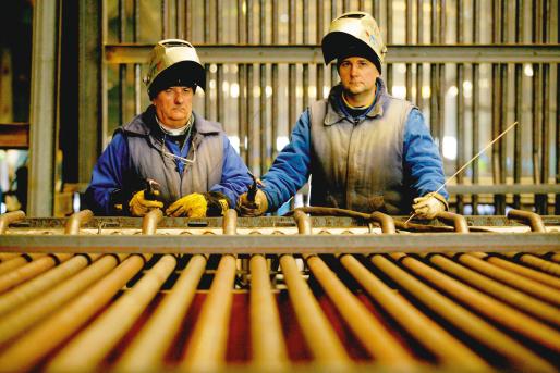 angajatii-din-mediul-privat-motorul-economiei-pot-doar-visa-la-salariile-de-la-consiliul-judetean2_57371