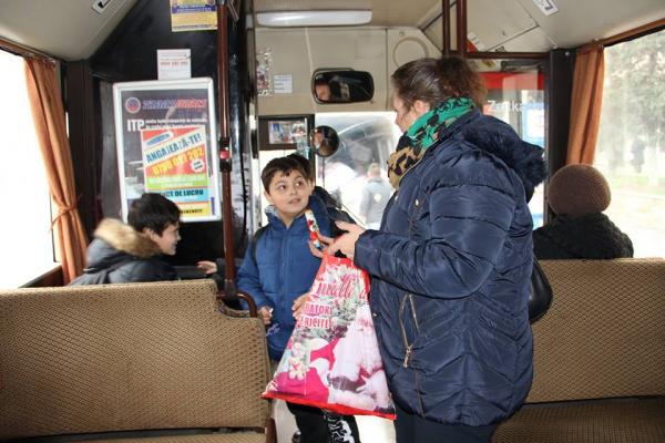 angajatii-transurbis-oferit-copiilor-calatori-ciocolata-de-mos-nicolae0_57897