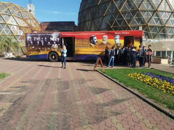 Autobuzul Centenar a ajuns la Jibou,  în incinta Gradinii Botanice din localitate