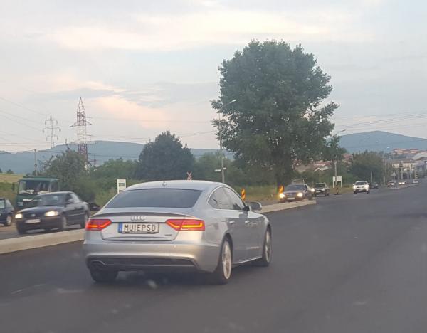 Autoturismul inmatriculat  cu mesajul anti PSD  a facut senzatie si la Zalau