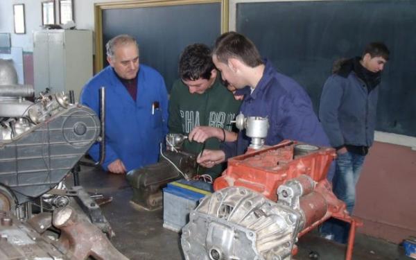 bursa-de-200-de-lei-pe-luna-pentru-toti-elevi-de-la-profesionala01_58326