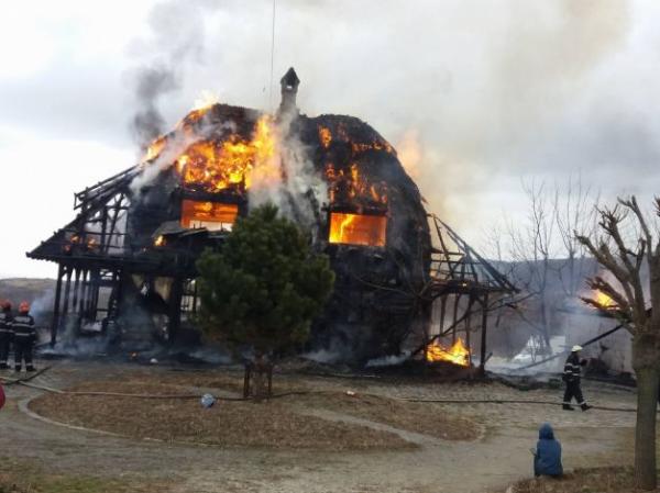 cabana-de-170-de-metri-patrati-din-fagetu-s-a-facut-scrum0_59310